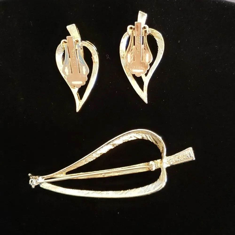 Vintage Signed Sarah Coventry Goldtone Leaf Brooch and Clip Earrings Set - Picture 2 of 6